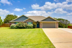 Inviting Granbury Home with Fire Pit 3 Mi to Lake!